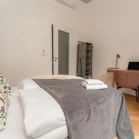 Luxury Oomph Praag